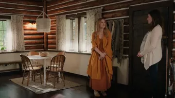 Free-est Summer Chapter Midi usado por Melinda Monroe (Alexandra Breckenridge) como se ve en Virgin River (S05E02)