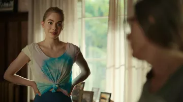 Lululemon Align Shorts en bleu absolu portés par Lizzie (Sarah Dugdale) comme on le voit dans Virgin River (S05E04)