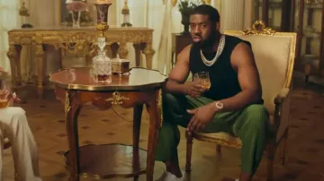 Pantalon plissé vert olive Issey Miyake porté par Tion Wayne dans Shayo avec Darkoo (clip officiel)