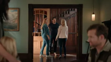 Mother Denim The High Waisted Rider Skimp Jean usado por Melinda Monroe (Alexandra Breckenridge) como se ve en Virgin River (S05E05)