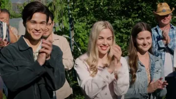 Chaqueta recortada de mezclilla cruzada de Free People Star usada por Lizzie (Sarah Dugdale) como se ve en Virgin River (S05E02)