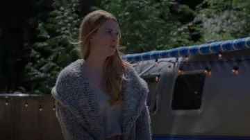 Línea Alexandra Cardigan usada por Melinda Monroe (Alexandra Breckenridge) vista en Virgin River (S05E01)