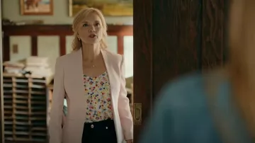 Camisola floral de Banana Republic usada por Muriel (Teryl Rothery) vista en Virgin River (S05E05)