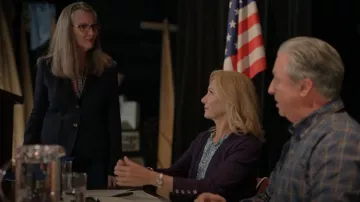 Blazer de la Academia GAP usado por Hope McCrea (Annette O'Toole) visto en Virgin River (S05E01)