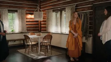 Bleusalt La envoltura de 3 yardas usada por Melinda Monroe (Alexandra Breckenridge) vista en Virgin River (S05E02)