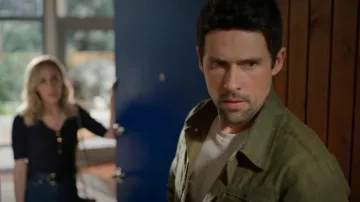 Chaqueta de suministro RGT Rogue Territory Fored Ridgeline en verde cazador usada por Dan Brady (Ben Hollingsworth) como se ve en Virgin River (S05E04)