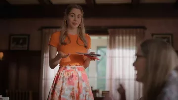 Vero Moda Joa Minijupe à plusieurs niveaux à fleurs portée par Lizzie (Sarah Dugdale) vue dans Virgin River (S05E01)