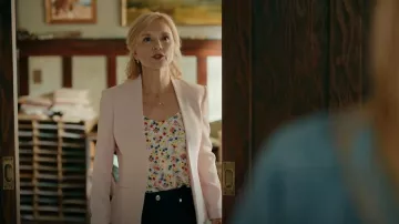 Calvin Klein Blazer asimétrico texturizado para mujer rosa usado por Muriel (Teryl Rothery) como se ve en Virgin River (S05E05)