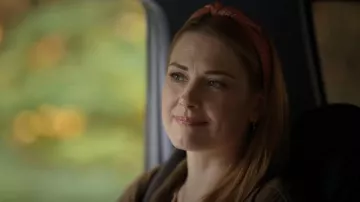 Ginew Medel Bandana usado por Melinda Monroe (Alexandra Breckenridge) visto en Virgin River (S05E04)