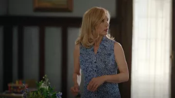 Laura Abstracta Square Print Shirt Vestido usado por Muriel (Teryl Rothery) como se ve en Virgin River (S05E04)