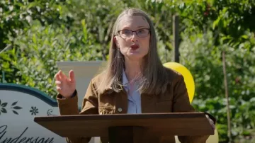 Blusa Uniqlo Rayon usada por Hope McCrea (Annette O'Toole) vista en Virgin River (S05E02)