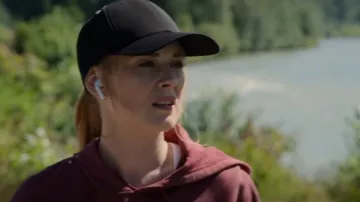 Sombrero Lululemon Baller usado por Melinda Monroe (Alexandra Breckenridge) visto en Virgin River (S05E02)