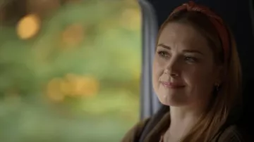 Blue Ruby Oval Diamond Drop Huggies usados por Melinda Monroe (Alexandra Breckenridge) como se ve en Virgin River (S05E04)