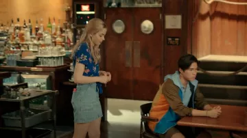 Topshop Denim MIni Falda usada por Lizzie (Sarah Dugdale) vista en Virgin River (S05E06)