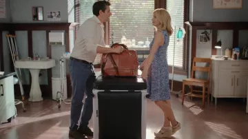 Michael Kors Berkley Wedge usado por Muriel (Teryl Rothery) como se ve en Virgin River (S05E04)