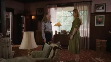 Levi's 312 Shaping Slim Jeans usados por Hope McCrea (Annette O'Toole) como se ve en Virgin River (S05E01)