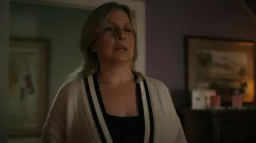 Sandro Contrast-Trim Pointelle Cardigan porté par Deidre (Debbie Podowski) vu dans Virgin River (S05E03)