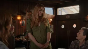 Collar de gotas Idarmari usado por Melinda Monroe (Alexandra Breckenridge) como se ve en Virgin River (S05E01)