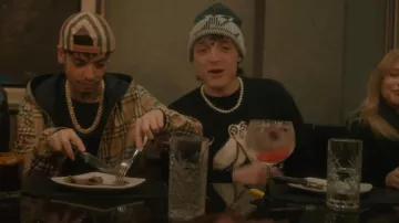 Louis Vuitton Black Two Tone Flower Beanie porté par Peso Pluma en RPC avec Natanael Cano (Video Oficial)