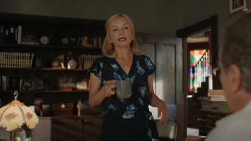 Banana Republic Ruffle-Wrap Top recortado usado por Muriel (Teryl Rothery) como se ve en Virgin River (S05E03)