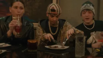 Casquette réversible Burberry Beige Check portée par Natanael Cano en RPC avec Peso Pluma (Video Oficial)