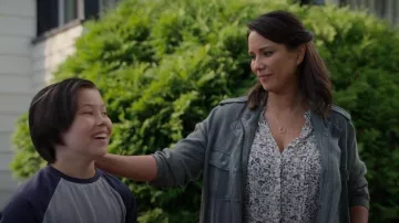 Treasure & Bond Blusa campesina floral de manga larga usada por Paige Lassiter (Lexa Doig) como se ve en Virgin River (S05E01)