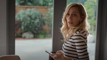 Nili Lotan Jordan Henley Camiseta usada por Brie Sheridan (Zibby Allen) como se ve en Virgin River (S05E03)