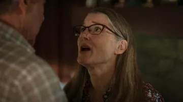 Contemporaine Camisa sedosa en florHecho con Liberty Tela usada por Hope McCrea (Annette O'Toole) vista en Virgin River (S05E03)