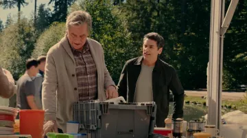 Chaqueta de gamuza Dustin Reece para hombre usada por el Dr. Cameron Hayek (Mark Ghanime) vista en Virgin River (S05E07)