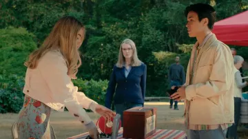 Blazer Gap Academy usado por Hope McCrea (Annette O'Toole) visto en Virgin River (S05E07)