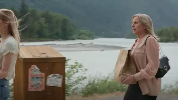 Reiss Nude Felicia Ladder Trim Detail Blusa usada por Deidre (Debbie Podowski) como se ve en Virgin River (S05E03)