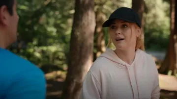 Sombrero Lululemon Baller usado por Melinda Monroe (Alexandra Breckenridge) visto en Virgin River (S05E03)