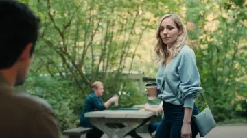 Tory Burch Kira Pebbled Crossbody usado por Brie Sheridan (Zibby Allen) como se ve en Virgin River (S05E07)