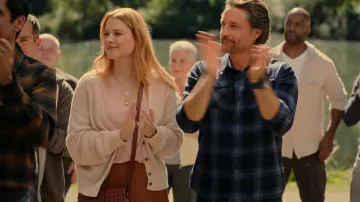 Cuerpo cruzado pequeño de Kinley fósil usado por Melinda Monroe (Alexandra Breckenridge) como se ve en Virgin River (S05E07)