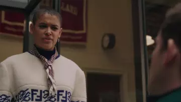 Ropa de Gossip Girl: Jersey de Fendi usado por Julien Calloway (Jordan Alexander) en el episodio 5 de la temporada 2