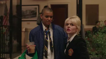 Bufanda estampada de Celine usada por Julien Calloway (Jordan Alexander) como se ve en Gossip Girl Wardrobe (S02E04)