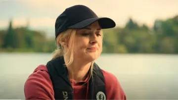 Sombrero Lululemon Baller usado por Melinda Monroe (Alexandra Breckenridge) visto en Virgin River (S05E08)