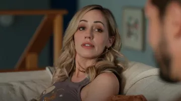 Vintage Souls Tiger Moon Tank usado por Brie Sheridan (Zibby Allen) como se ve en Virgin River (S05E08)