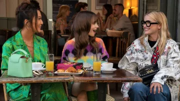 Tenues de la série télévisée Emily in Paris : Mini sac à main Louis Vuitton Green Capucines de Mindy Chen (Ashley Park) dans la saison 3, épisode 1