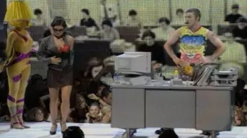 Sujetador de lentejuelas rojas usado por Sandra McCoy en los MTV Video Music Awards 2001 en el Metropolitan Opera House en el Lincoln Center de Nueva York.