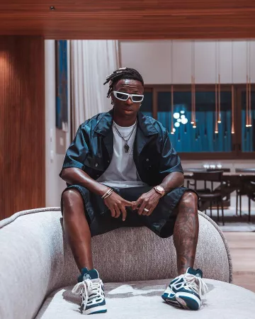 Prada Navy Re Nylon Cargo Shorts usados por Vinícius Júnior en su cuenta de Instagram @vinijr