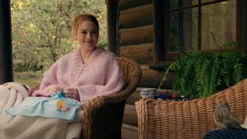 I Love Mr Mittens Chunky V-Neck Jumper en rosa usado por Melinda Monroe (Alexandra Breckenridge) como se ve en Virgin River (S05E09)