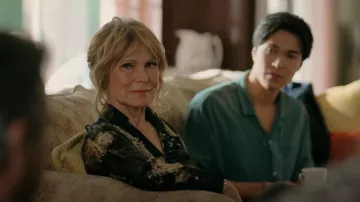 Blusa Vince Silk Floral Bias usada por Rose Miller como se ve en Virgin River (S05E09)