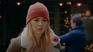 Ropa Sicilia J-Lo Nat Shearling Chaqueta usada por Melinda Monroe (Alexandra Breckenridge) vista en Virgin River (S05E10)