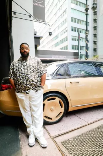 Prada Brown & Beige Allover Triangle Shirt usada por DJ Khaled en su cuenta de Instagram @djkhaled