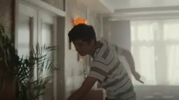 Levi's Original Tofu Stripe Tee usada por Otis Milburn (Asa Butterfield) como se ve en Sex Education (S03E01)