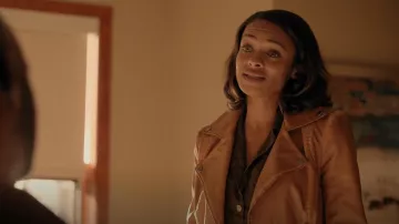 Max Studio Classic Faux Leather Jacket usada por Kaia Bryant (Kandyse McClure) como se ve en Virgin River (S05E10)