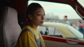 Lazy Oaf Banana Sweatshirt porté par Ola Nyman (Patricia Allison) vu dans Sex Education (S03E02)