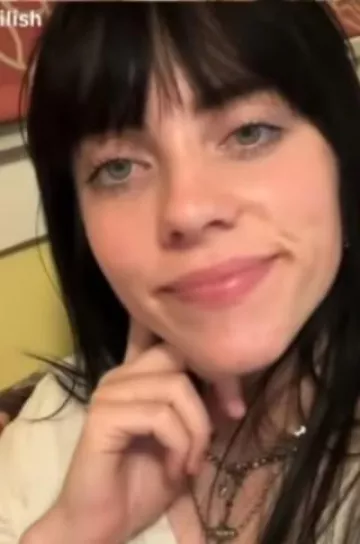 Rat Betty Tiny Heart Necklace porté par Billie Eilish sur son Tik Tok le 15 septembre 2023