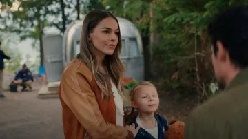 Frye Lamb Leather Varsity Jacket porté par Lark (Elise Gatien) vu dans Virgin River (S05E10)